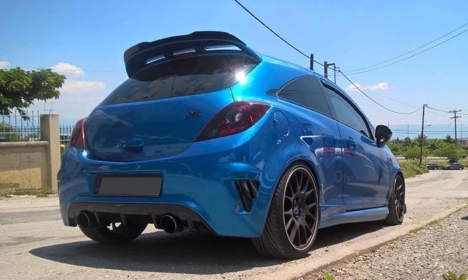 Estensione spoiler montata sullo spoiler dell'Opel Corsa VXR