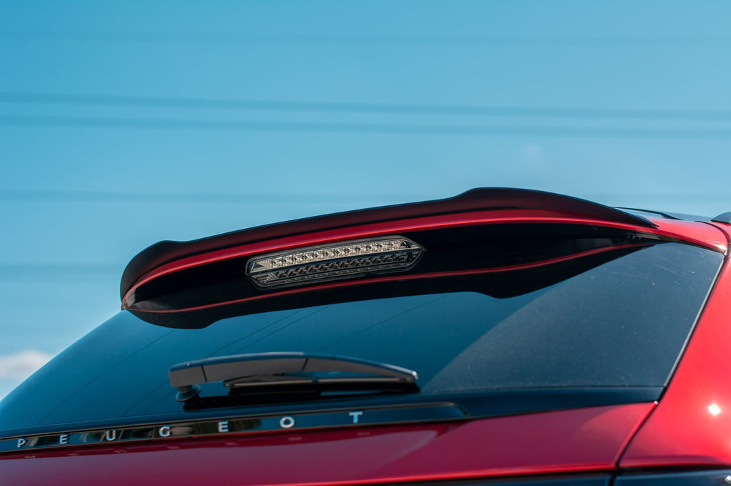 Dettaglio della finitura nero lucido dell estensione spoiler per Peugeot 508 SW