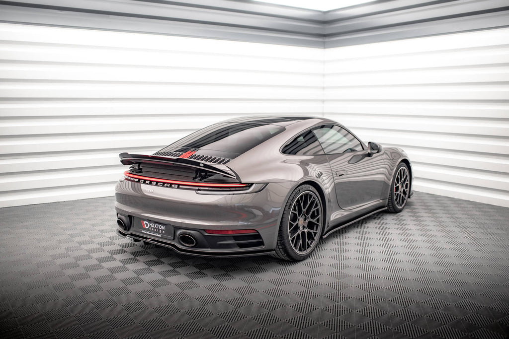 Estensione spoiler Maxton Design in ABS nero lucido per Porsche 911 Carrera 4S 992, montata sull alettone