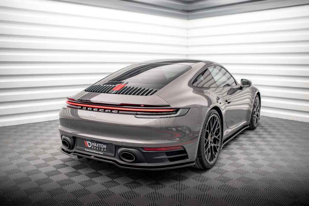 Estensione spoiler Maxton Design in ABS nero lucido per Porsche 911 Carrera 4S 992, particolare della finitura
