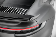 Load image into Gallery viewer, Estensione Spoiler Porsche 911 992 Turbo S Sport Package — particolare della finitura
