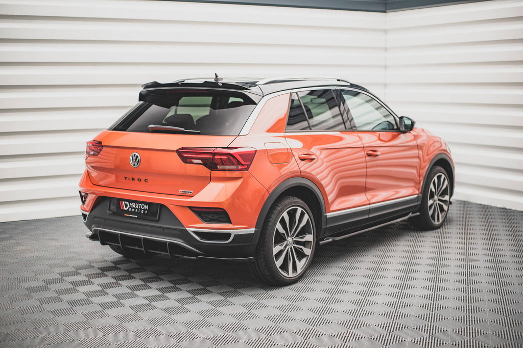 Dettaglio della finitura nero lucido dell estensione spoiler per Volkswagen T-Roc