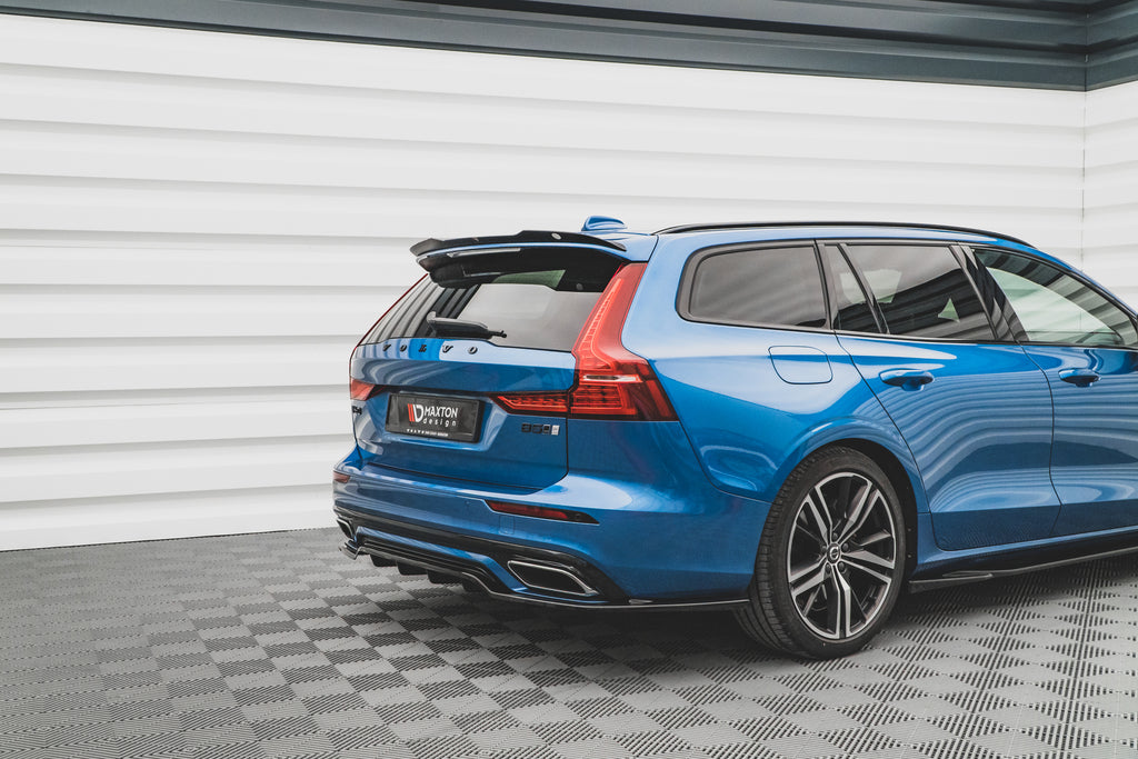 Dettaglio della finitura nero lucido dell estensione spoiler per Volvo V60