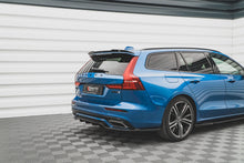 Carica l'immagine nel visualizzatore di Gallery, Dettaglio della finitura nero lucido dell estensione spoiler per Volvo V60
