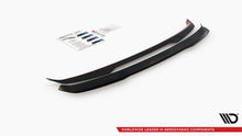 Carica l'immagine nel visualizzatore di Gallery, Vista posteriore della Volvo V60 R-Design con estensione spoiler Maxton