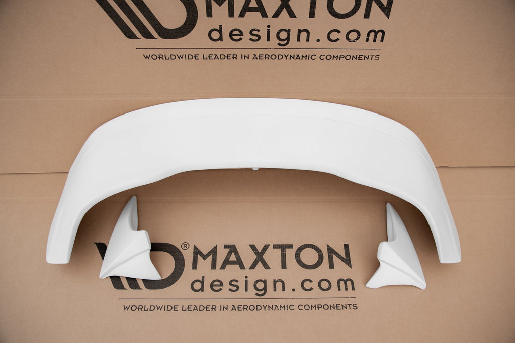 Alettone Maxton Design in vetroresina per Ford Focus Hatchback Mk4, montato sulla vettura