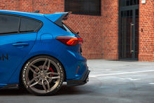 Carica l'immagine nel visualizzatore di Gallery, Alettone Maxton Design in vetroresina per Ford Focus Hatchback Mk4, inquadratura posteriore