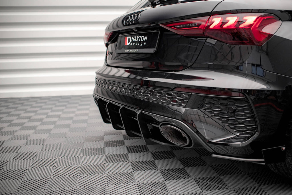 Diffusore posteriore Street Pro Maxton Design per Audi RS3 Sportback 8Y — ABS nero opaco da 10 mm, vista di dettaglio