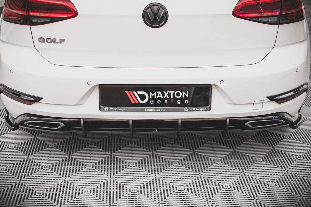 Diffusore posteriore Street Pro Maxton Design in ABS nero opaco per Volkswagen Golf R-Line Mk7 Facelift, montato sulla vettura