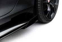 Load image into Gallery viewer, Diffusori Sotto Minigonne Jaguar F-Type X152 Facelift + Flap Street Pro — particolare della finitura