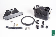 Load image into Gallery viewer, Kit vaschetta Ford Mustang Radium Engineering - dettaglio staffa