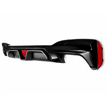 Carica l'immagine nel visualizzatore di Gallery, Diffusore paraurti posteriore con LED per BMW Serie 5 G30 G31 berlina Touring (2017-2024) M5 design carbonio inserto