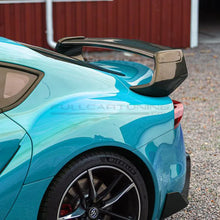 Carica l'immagine nel visualizzatore di Gallery, CarbonWorks Spoiler posteriore ST Style in carbonio per Toyota Supra A90 dal 2019 - foto 2