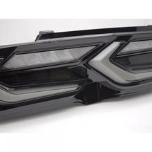 Carica l'immagine nel visualizzatore di Gallery, Set fanali posteriori LED per Chevrolet Camaro 2019-2023, con dinamico Indicatore di direzione, nero fumé base, sinistro