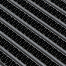 Dettaglio del pacco alettato in alluminio nero del radiatore olio universale