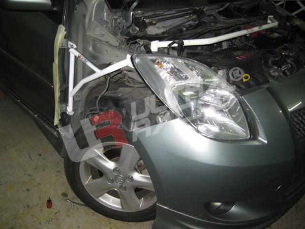 Toyota Yaris HB 05+ UltraRacing 3-punti Fender Brackets - em-power.it