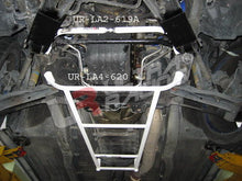 Carica l&#39;immagine nel visualizzatore di Gallery, Nissan Skyline R34 GTT 2WD UltraRacing Lower Tiebar Anteriore - em-power.it