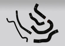 Carica l&#39;immagine nel visualizzatore di Gallery, Ford Mustang 05-06 V8 Kit Tubi Radiatore in Silicone Nero Black Mishimoto