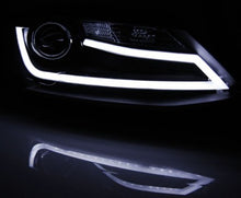 Carica l&#39;immagine nel visualizzatore di Gallery, Fari Anteriori TUBE LIGHT Neri per VW JETTA VI 1.11-18