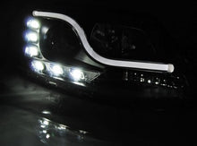 Carica l&#39;immagine nel visualizzatore di Gallery, Fari Anteriori TUBE LIGHT DRL Neri per VW JETTA VI 1.11-18