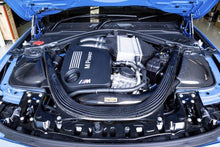 Carica l&#39;immagine nel visualizzatore di Gallery, Armaspeed Kit Aspirazione Aria in CARBONIO BMW SERIE 2 F87 M2 COMPETITION SERIE 3 F80 SERIE 4 F82 SERIE 4 F83